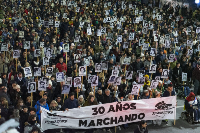 Personas participan en la 31ª Marcha del Silencio convocada por la organización Madres y Familiares de Uruguayos Detenidos Desaparecidos, este 20 de mayo de 2026 en Montevideo (Uruguay). EFE/ Meri Parrado
