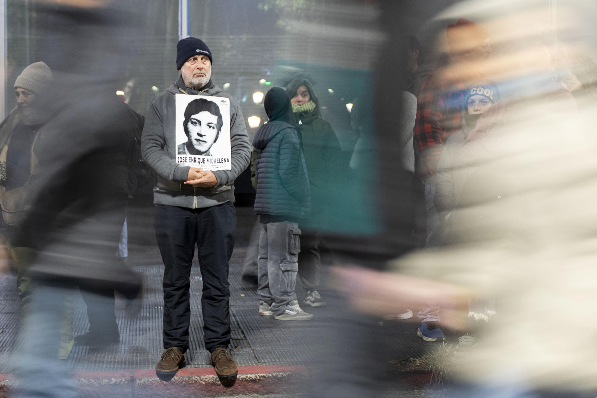 Una persona sostiene un cartel con la imagen de José Enrique Michelena durante la 31ª Marcha del Silencio convocada por la organización Madres y Familiares de Uruguayos Detenidos Desaparecidos, este 20 de mayo de 2026 en Montevideo (Uruguay). EFE/ Meri Parrado
