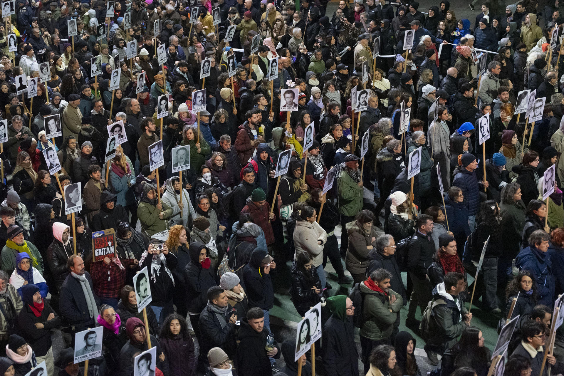 Personas participan en la 31ª Marcha del Silencio convocada por la organización Madres y Familiares de Uruguayos Detenidos Desaparecidos, este 20 de mayo de 2026, en Montevideo (Uruguay). EFE/ Meri Parrado

