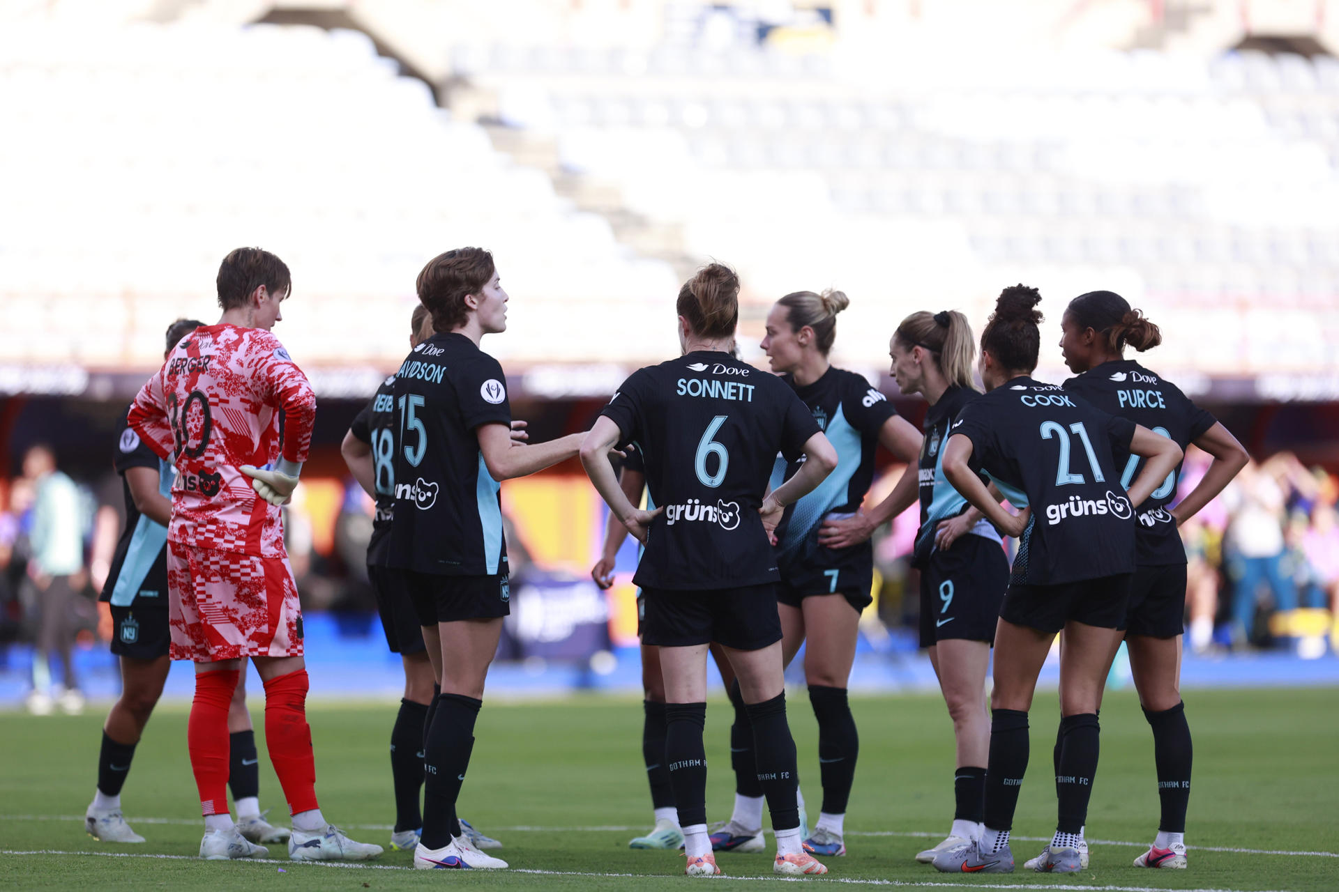 Jugadoras de Gotham FC conversan este miércoles, en un partido de la semifinal de la Copa de Campeones Femenina de la Concacaf entre América y Gotham FC en el estadio Hidalgo en Pachuca (México). EFE/ David Martinez Pelcastre
