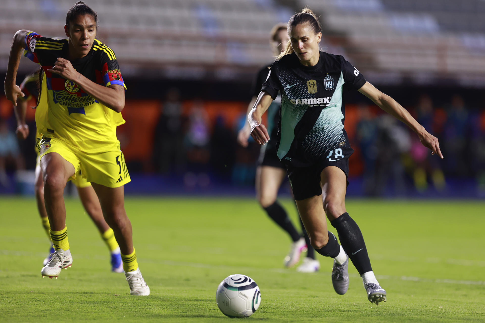 Gabriela García (i) de América disputa un balón con Katie Lampson de Gotham FC este miércoles, en un partido de la semifinal de la Copa de Campeones Femenina de la Concacaf entre América y Gotham FC en el estadio Hidalgo en Pachuca (México). EFE/ David Martinez Pelcastre
