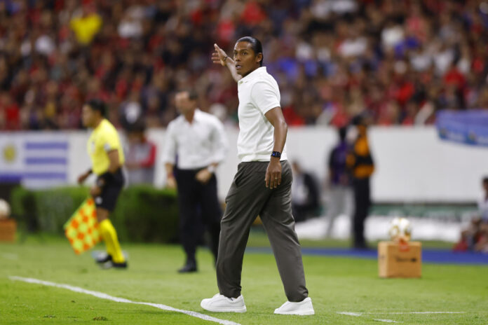 El entrenador de Cruz Azul, Joel Huiqui, da indicaciones este sábado, en un partido. Imagen de archivo. EFE/ Francisco Guasco
