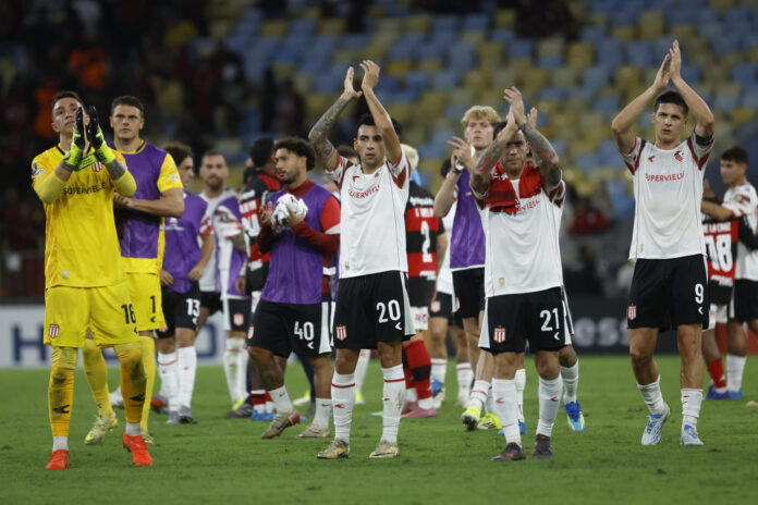 Jugadores de Estudiantes de La Plata reaccionan con aplausos al saludo de sus hinchas este miércolesen el Maracaná, pese a perder por 1-0 ante Flmengo por la Copa Libertadores. EFE/ Antonio Lacerda

