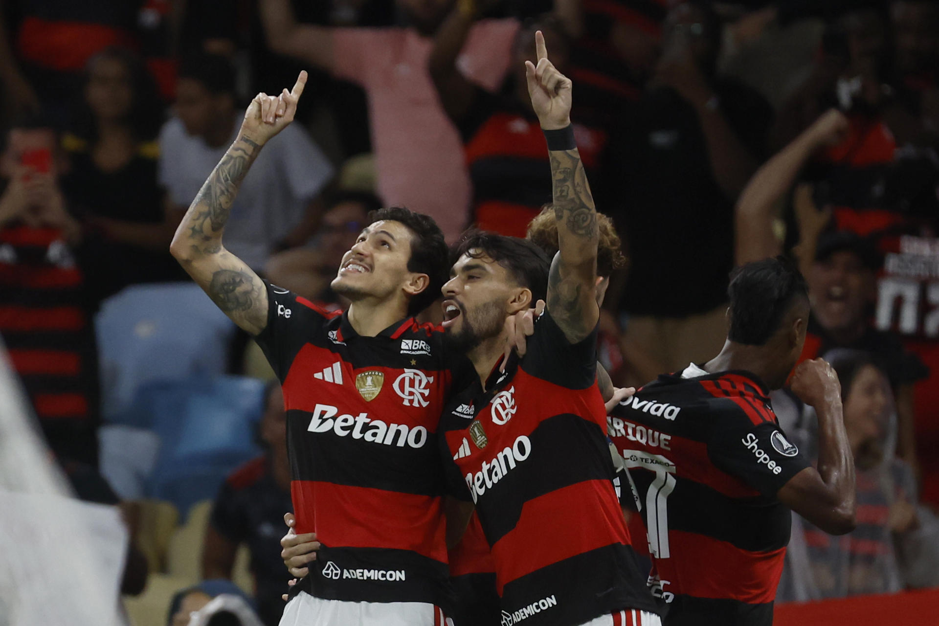 Pedro (i), de Flamengo, celebra su gol este miércoles en un partido de la Copa Libertadores ante Estudiantes de La Plata en el estadio Maracaná, en Río de Janeiro. EFE/ Antonio Lacerda
