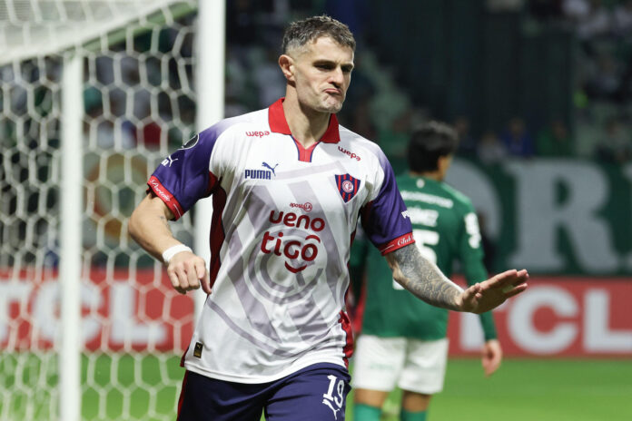 Pablo Vegetti le dio el triunfo a Cerro Porteño ante Palmeiras en el estadio Allianz Parque en Sao Paulo. EFE/Sebastiao Moreira
