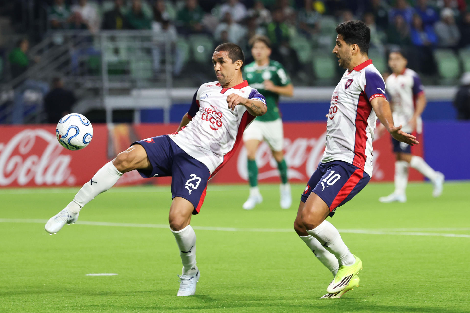 Gustavo Velázquez (i) y Cecilio Domínguez, de Cerro Porteño, en un partido de la fase de grupos de la Copa Libertadores en Sao Paulo. EFE/Sebastiao Moreira
