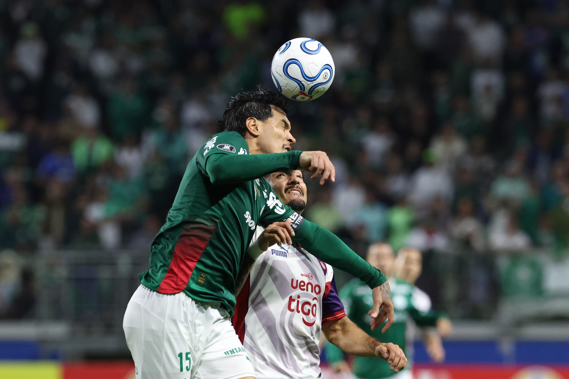 Gustavo Gómez (i), de Palmeiras, disputa el balón con Jonatan Torres, de Cerro Porteño, en el estadio Allianz Parque en Sao Paulo. EFE/Sebastiao Moreira

