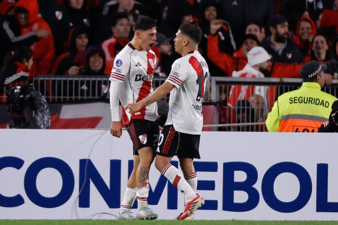 Lautaro Pereyra (i) y Juan Fernando Quintero celebran un gol de River Plate ante Bragantino en el estadio Monumental. EFE/Juan Ignacio Roncoroni
