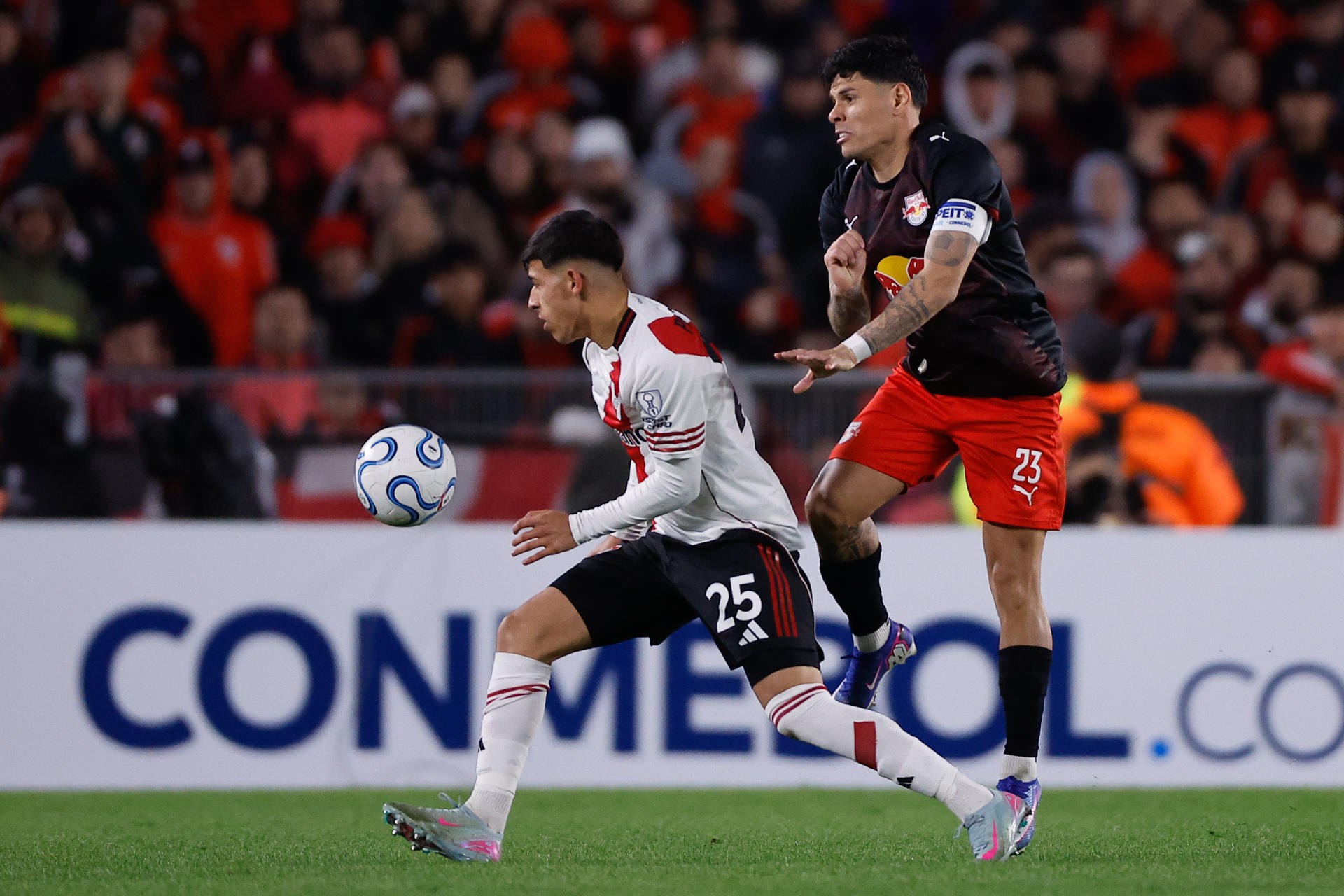 Lautaro Pereyra (i), de River Plate, disputa el balón con Agustín Sant'Anna, de Bragantino, en un partido de la fase de grupos de la Copa Sudamericana en Buenos Aires. EFE/Juan Ignacio Roncoroni
