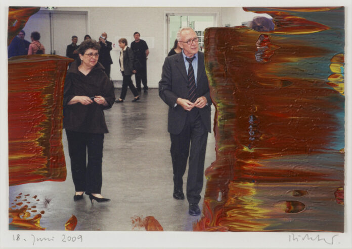Fotografía cedida por Christie's que muestra la obra titulada '18. Juni 2009' del artista alemán Gerhard Richter donde aparece caminando junto a su galerista Marian Goodman. EFE/Christie's
