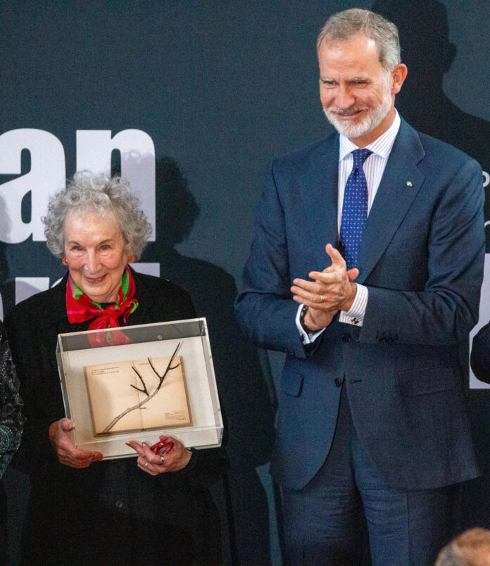 El rey Felipe VI (d) de España aplaude junto a la escritora canadiense Margaret Atwood luego de entregarle el III premio Joan Margarit de poesía este miércoles, en la Universidad Victoria de Toronto (Canadá). EFE/ Julio Cesar Rivas
