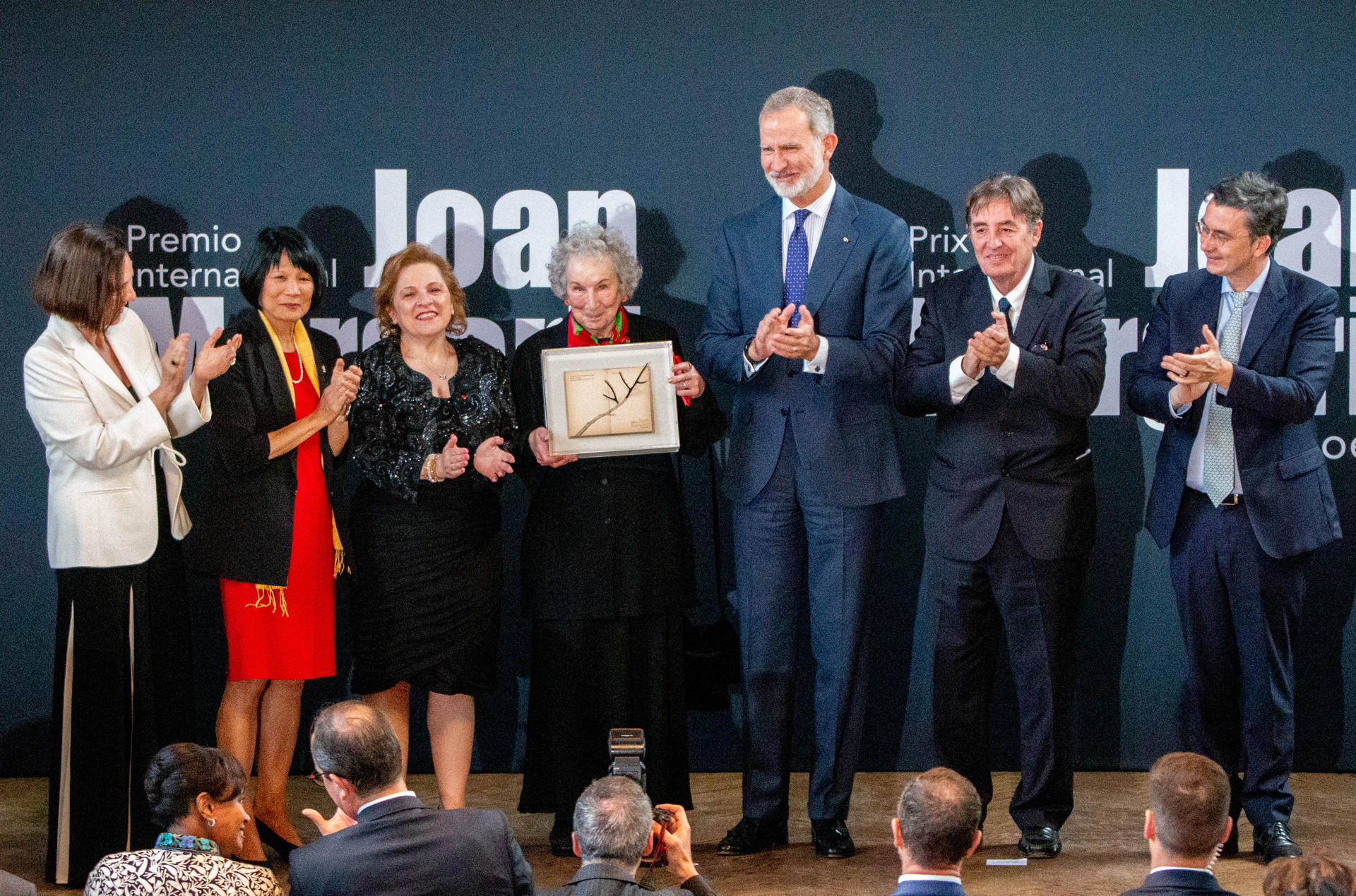 El rey Felipe VI (3-d) de España aplaude junto a la escritora canadiense Margaret Atwood (c) luego de entregarle el III premio Joan Margarit de poesía este miércoles, en la Universidad Victoria de Toronto (Canadá). EFE/ Julio Cesar Rivas

