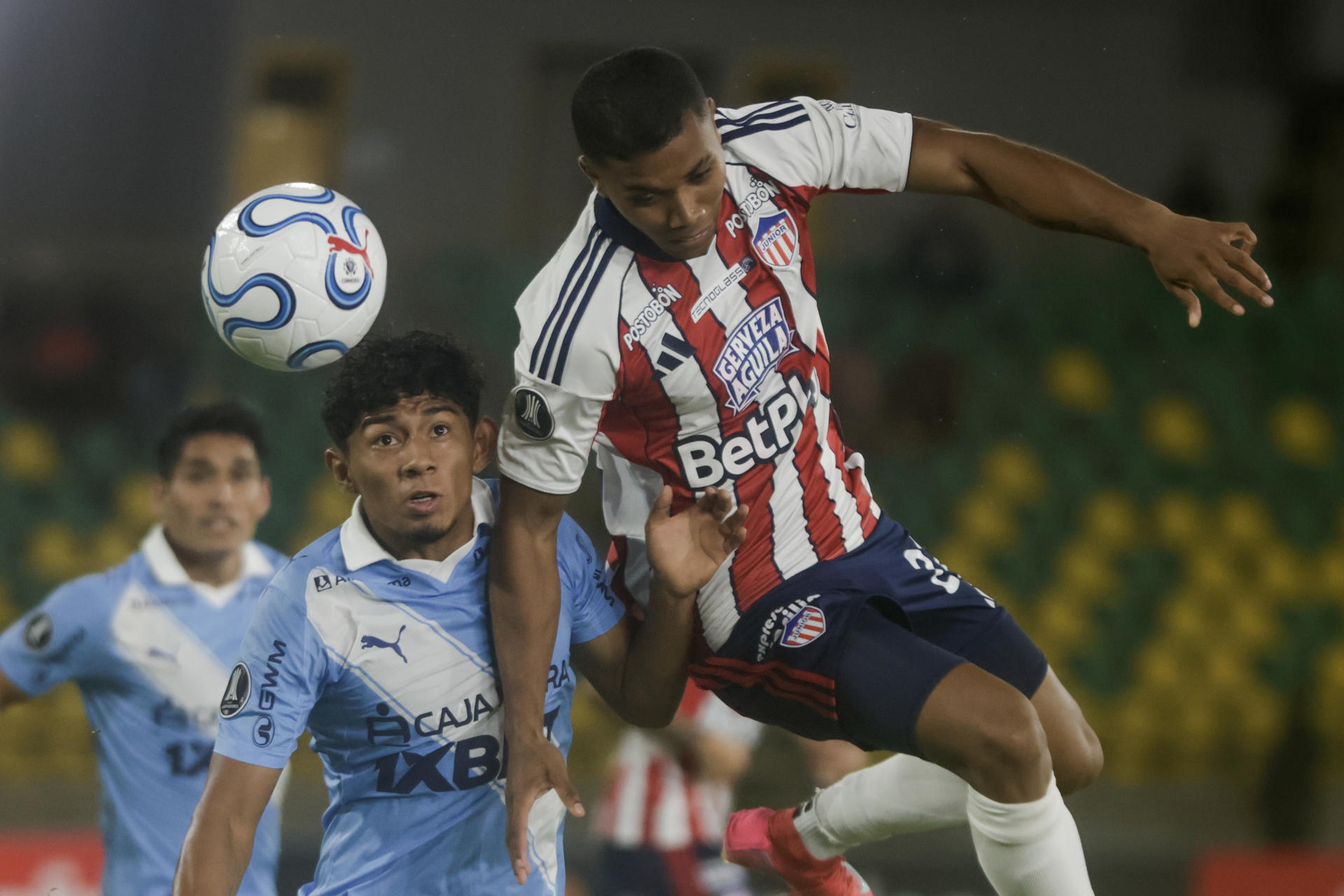 Jesús Rivas (d), de Junior, disputa el balón con Maxloren Castro, de Sporting Cristal, en el estadio Jaime Morón en Cartagena. EFE/Ricardo Maldonado
