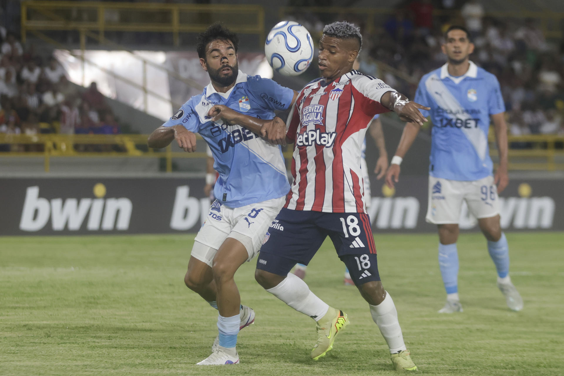 Kevin Perez (d), de Junior, disputa el balón con Leandro Sosa, de Sporting Cristal, en el estadio Jaime Morón en Cartagena. EFE/Ricardo Maldonado
