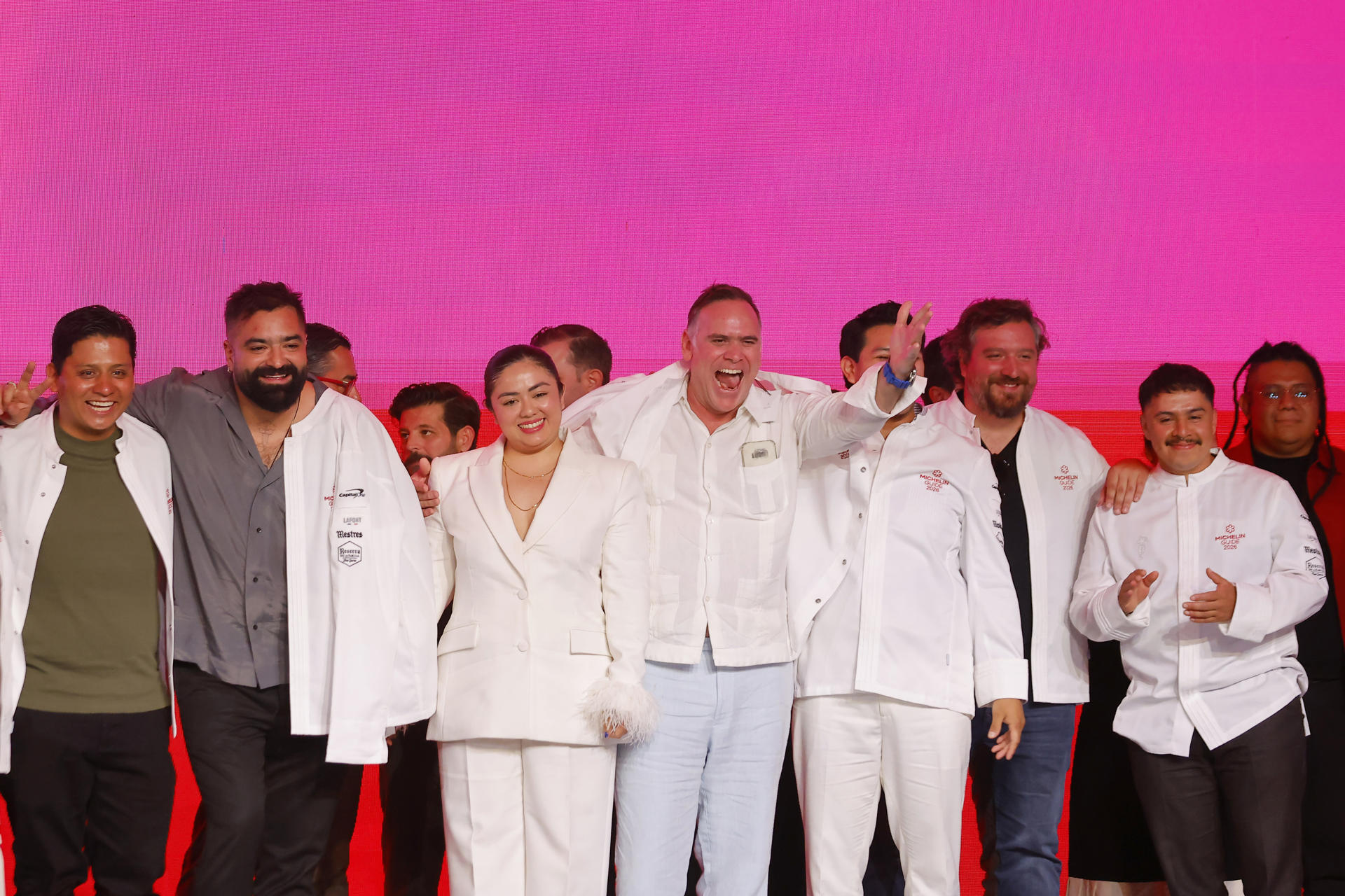 Chefs mexicanos visten la tradicional filipina durante la ceremonia de entrega de Premios de la Guía Michelín este miércoles, en la ciudad de Guadalajara (México). EFE/ Francisco Guasco
