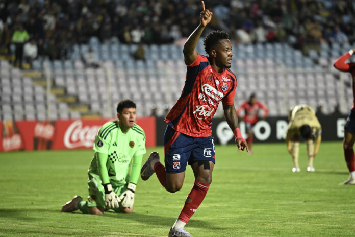 Alexis Serna, del Medellín, celebra un gol este miércoles en un partido de la la Copa Libertadores ante Cuscon en el estadio Inca Garcilaso de la Vega. EFE/ Paloma Del Solar
