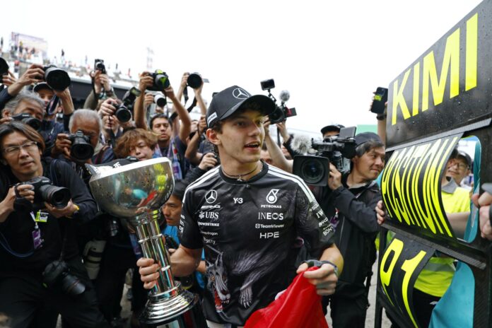 El piloto de Mercedes Kimi Antonelli con el trofeo de ganador del Gran Premio de Japón de Fórmula 1, el pasado 29 de marzo. EFE/EPA/FRANCK ROBICHON
