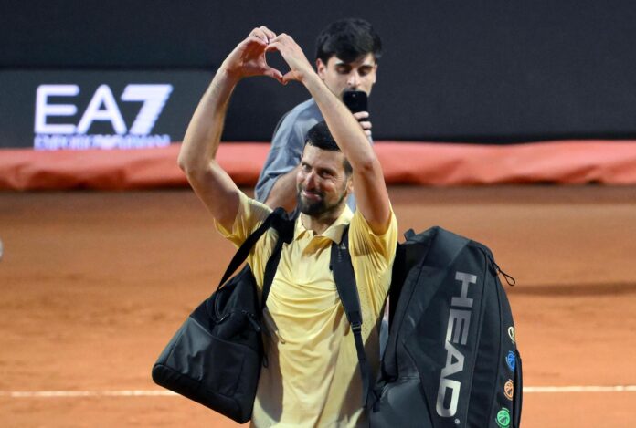 Novak Djokovic saluda a los espectadores, tras perder contra el croata Dino Prizmic, en los dieciseisavos de final del Abierto de Roma, el pasado 8 de mayo de 2026. EFE/EPA/ETTORE FERRARI
