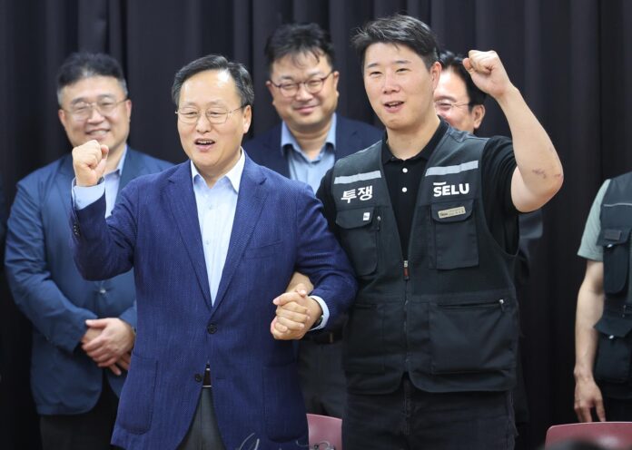 Suwon-si (Corea del Sur), 20/05/2026.- Yeo Myeong-gu (izquierda), jefe del equipo de recursos humanos de la división de soluciones para dispositivos de Samsung Electronics Co., y Choi Seung-ho, líder del mayor sindicato de Samsung, posan para una foto en la Oficina de Empleo y Trabajo del Distrito de Gyeonggi en Suwon, al sur de Seúl. EFE/EPA/YONHAP / POOL SOUTH KOREA OUT
