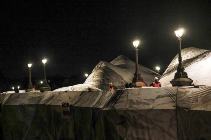 Obreros trabajan en la instalación 