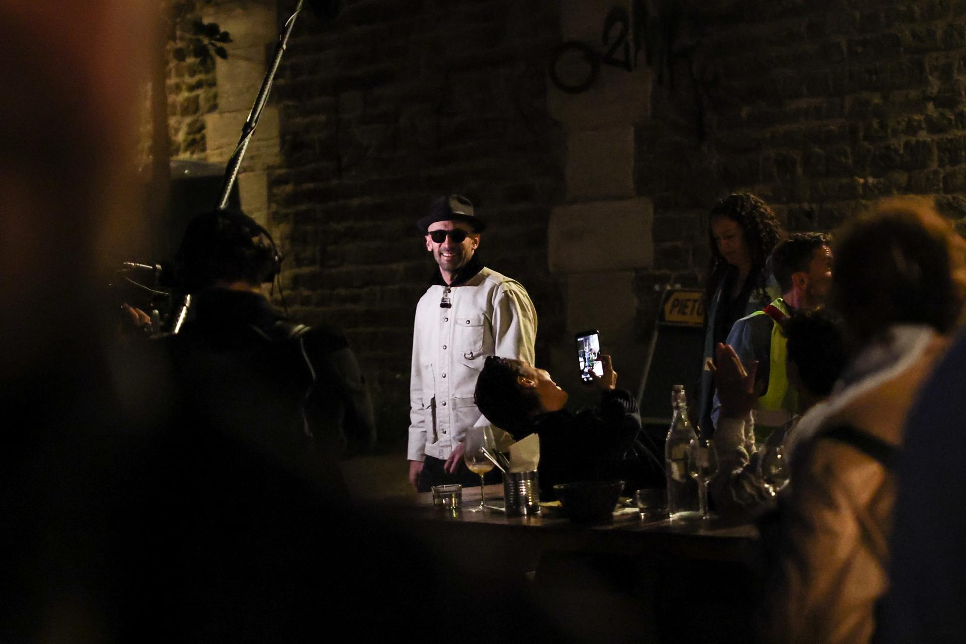 El fotógrafo y artista callejero francés JR habla con la prensa mientras prosiguen los trabajos de instalación de "La Caverne du Pont Neuf" en París, Francia, la noche de este miércoles 20 de mayo de 2026. La obra estará expuesta del 6 al 28 de junio de 2026 y rendirá homenaje a "El Pont Neuf envuelto" de los artistas Christo y Jeanne-Claude. (Francia)
PARIS (France), 20/05/2026.- French photographer and street artist JR speaks to members of the media as work continues on his installation of the artwork 'La Caverne du Pont Neuf' in Paris, France, 20 May 2026. The artwork will be on view from 06 to 28 June 2026 and will pay tribute to 'The Pont Neuf Wrapped' by artists Christo and Jeanne-Claude. (Francia) EFE/EPA/MOHAMMED BADRA
