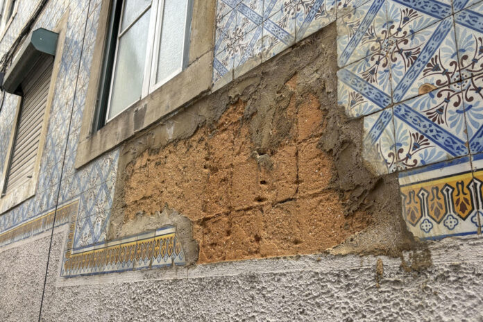 Parte de una fachada azulejada queda al descubierto cerca de la plaza de Rossio, en Lisboa. EFE/Blas Díaz
