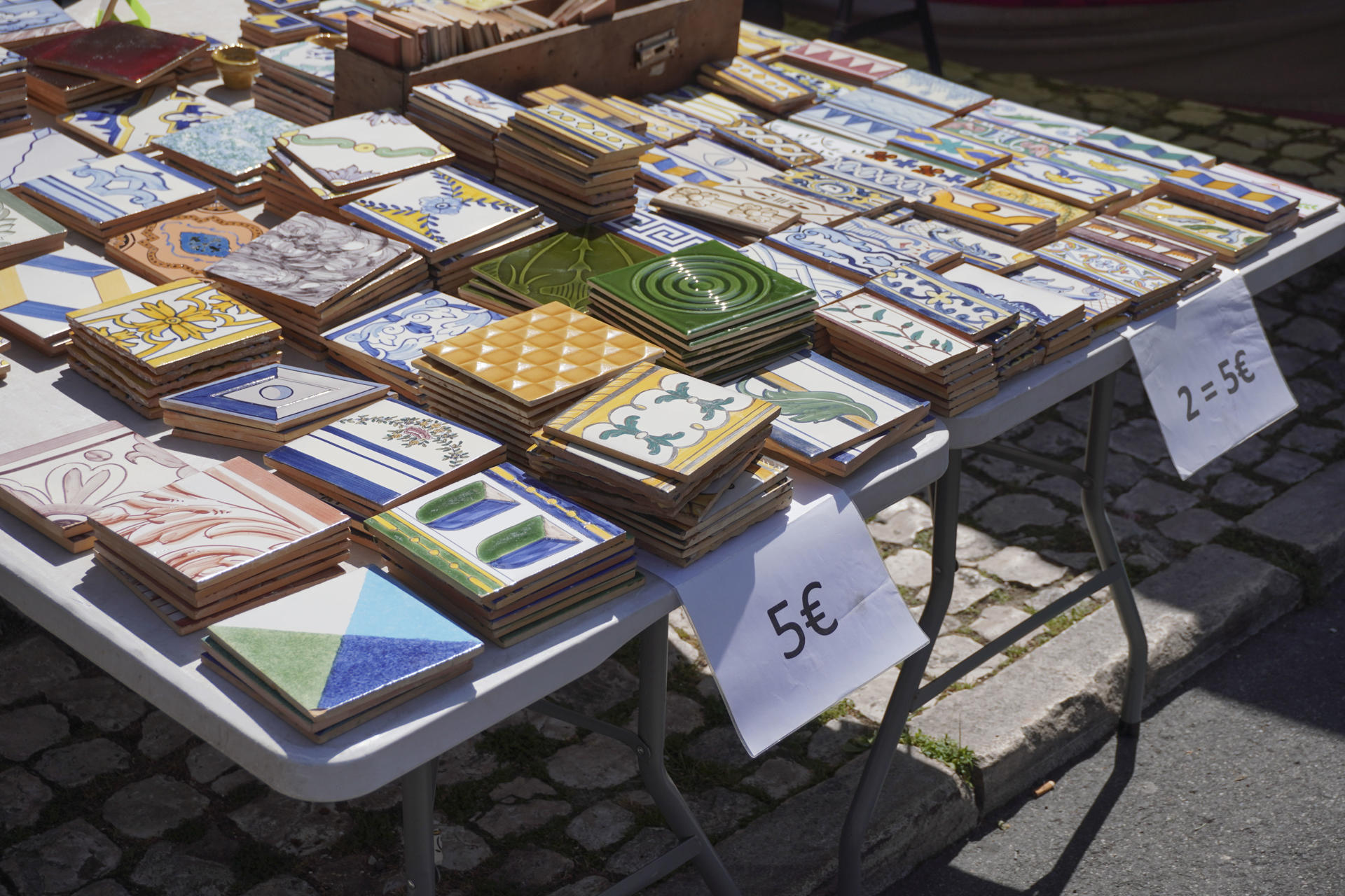 Piezas de azulejo puestas a la venta en un puesto de la Feira de Ladra, en Lisboa.EFE/Blas Díaz
