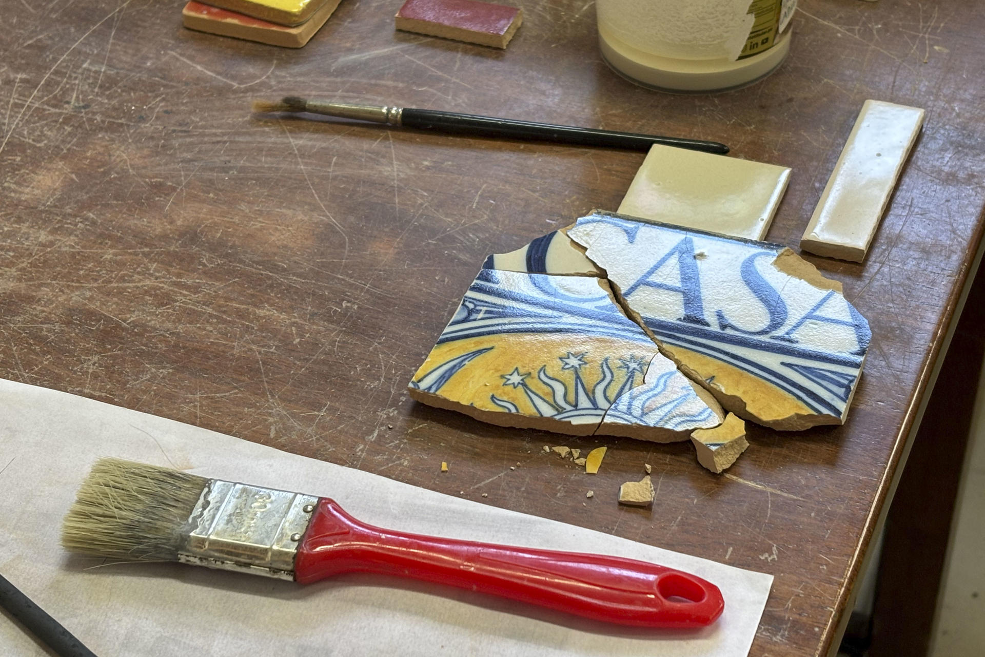 Azulejo roto para su restauración en un taller en el barrio de Marvila, al este de Lisboa. EFE/Blas Díaz
