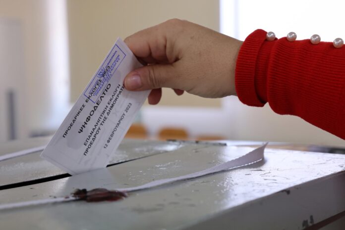 Foto de archivo de una persona votando en unas elecciones en Nicosia (Chipre), el 12 de febrero de 2023. EFE/EPA/KATIA CHRISTODOULOU
