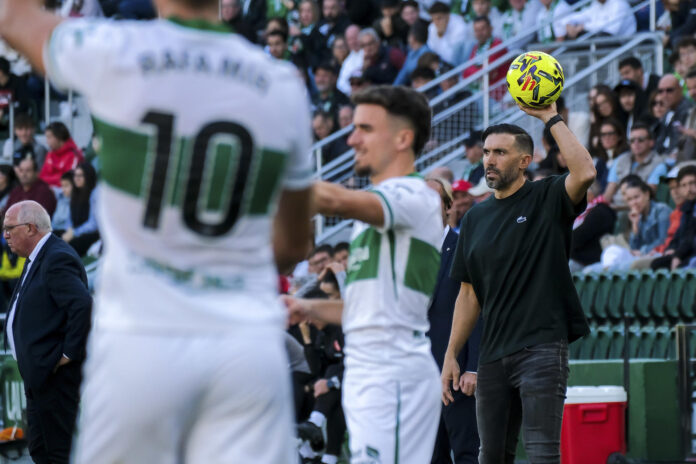 El entrenador del Elche Eder Sarabia. EFE/Pablo Miranzo
