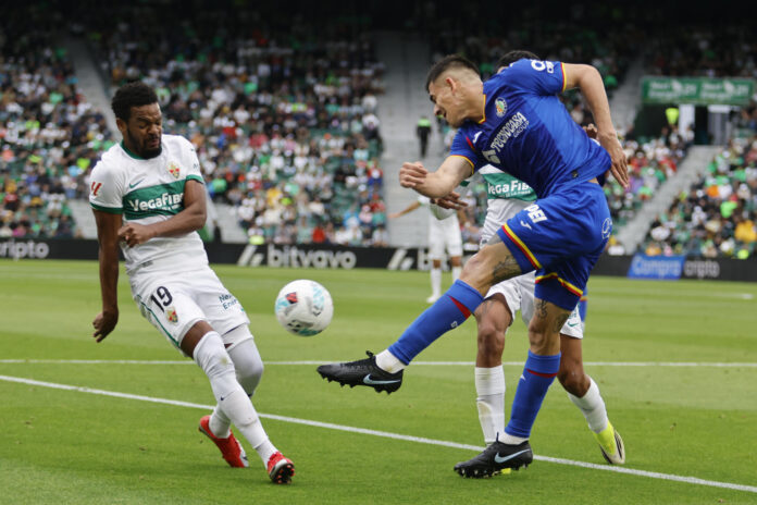 El defensa del Getafe Zaid Romero (d), durante el encuentro de la jornada 37 de LaLiga entre Elche CF y Getafe CF, el pasado 17 de mayo. EFE/ Pablo Miranzo
