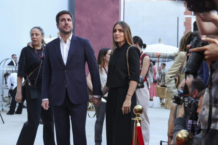 El empresario Enrique Riquelme, candidato a la presidencia del Real Madrid, y su pareja Malén Guirado a su llegada al estreno de la serie 