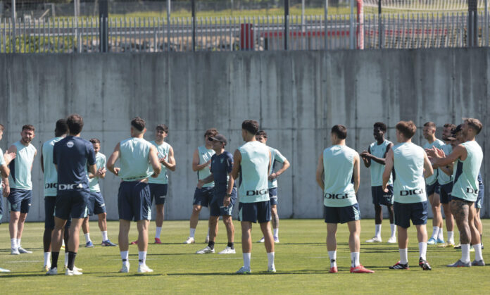 Los jugadores aplauden al entrenador del Athletic, Ernesto Valverde (c), donde sale del Athletic de Bilbao tras 500 partidos con el club bilbaíno , y previa al partido del sábado ante el Real Madrid, que cierra la temporada en el Bernabeu. EFE/Luis Tejido
