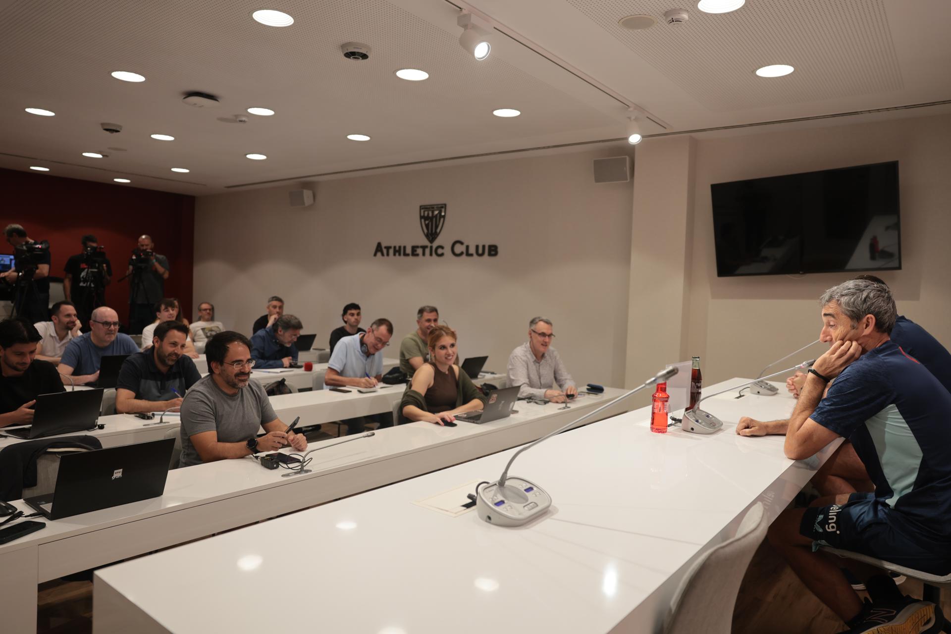 El entrenador del Athletic, Ernesto Valverde, en su última rueda de prensa con el Athletic de Bilbao tras 500 partidos con el club bilbaíno , y previa al partido del sábado ante el Real Madrid, que cierra la temporada en el Bernabeu. EFE/Luis Tejido
