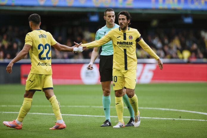 Dani Parejo (d) saluda a su compañero del Villarreal Ayoze Pérez. EFE/ Biel Alino
