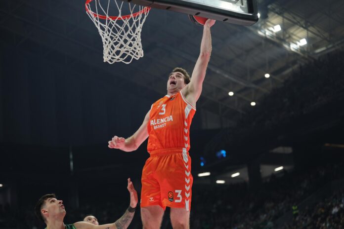 Fotografía de Pete Andreoy, en la que puede verse en una imagen de archivo del 5 de diciembre de 2025 al jugador del Valencia Basket Nathan Reuvers, durante un partido en el OAKA Telekom Center. EFE

