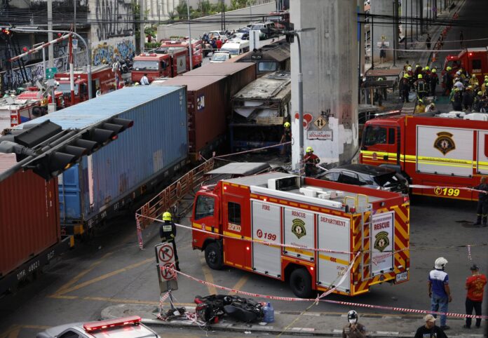 Imagen de archivo de equipos de rescate y personal de emergencia tailandeses tras la colisión entre un tren de carga y un autobús en la estación Makkasan del Airport Rail Link en Bangkok, Tailandia, el 16 de mayo de 2026. 
EFE/EPA/RUNGROJ YONGRIT
