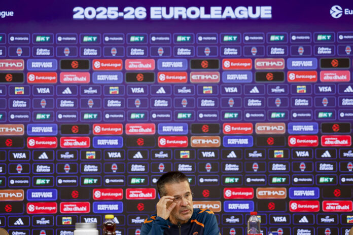 Fotografía de Manuel Bruque, en la que puede verse en una imagen de archivo del pasado 12 de mayo al técnico del Valencia Basket, Pedro Martínez. EFE
