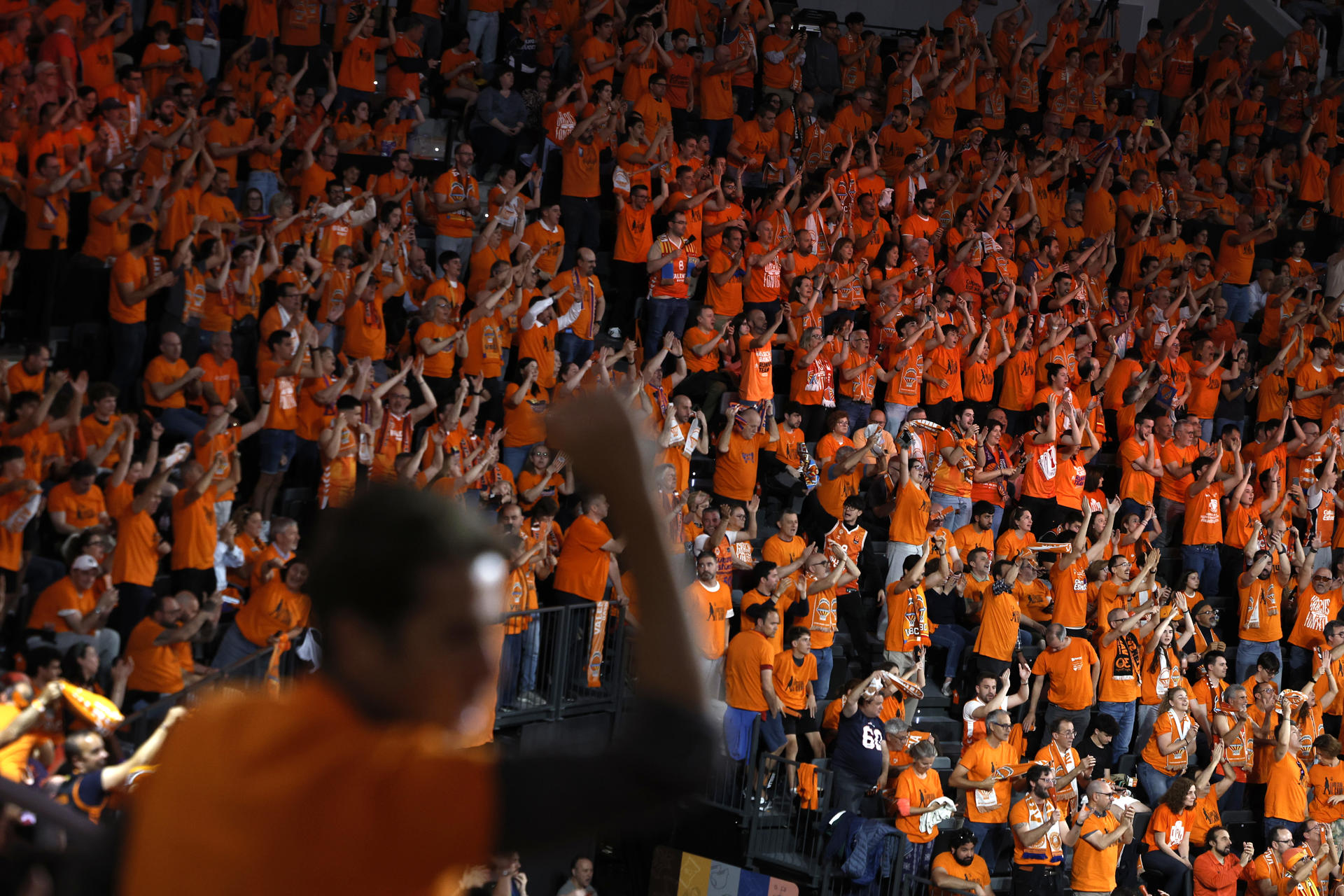Fotografía de Biel Alino, en la que puede verse en una imagen de archivo del pasado 13 de mayo a la afición del ValenciaBasket durante el quinto partido de cuartos de final de la EuroLiga de baloncesto que Valencia Basket y Panathinaikos disputaron el pasado 13 de mayo en el Roig Arena, en Valencia. EFE/ Biel Alino

