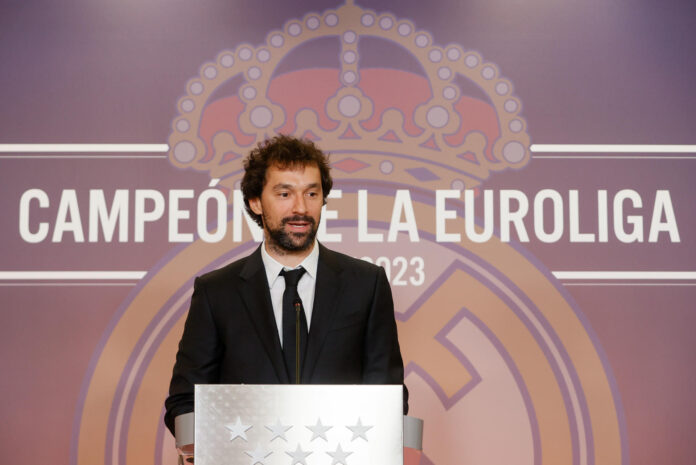 Fotografía de Mariscal, en la que puede verse en una imagen de archivo del 23 de mayo de 2023 al base-escolta del Real Madrid de baloncesto Sergio Llull, tras proclamarse campeón de la Euroliga 2022-2023. EFE
