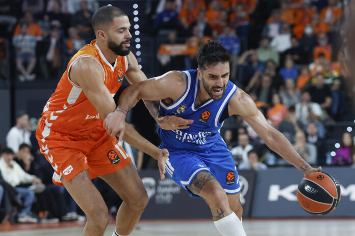 Fotografía de Miguel Ángel Polo, en la que puede verse en una imagen de archivo del 11 de noviembre de 2025 al base del Real Madrid Facundo Campazzo (d) entrando a canasta ante el base del Valencia Darius Thompson (i), durante un partido de la fase regular de la EuroLiga. EFE

