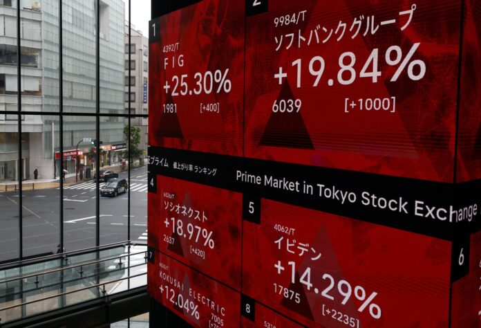 TOKIO (Japón), 21/05/2026.- Un panel indicador bursátil dentro de un edificio muestra la cotización de SoftBank Group (R) en Tokio, Japón, el 21 de mayo de 2026.
EFE/EPA/FRANCK ROBICHON
