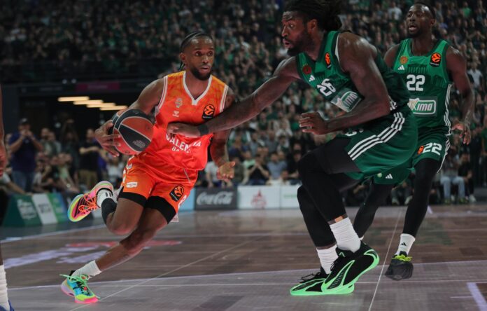 Fotografía de Pete Andreou, en la que puede verse en una imagen de archivo del pasado 8 de mayo al jugador del Valencia Basket Jean Montero (i), durante un partido. EFE
