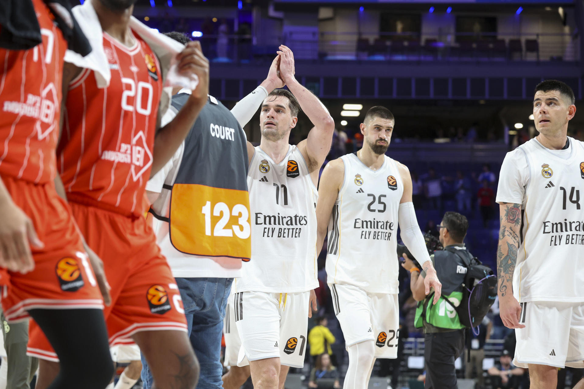Fotografía de Víctor Lerena, en la que puede verse en una imagen de archivo del pasado 29 de abril al alero croata del Real Madrid Mario Hezonja, al término de un partido. EFE

