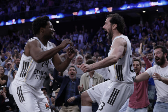 Fotografía de Juanjo Martín, en la que puede verse en una imagen de archivo del pasado 16 de abril al base del Real Madrid Sergio Llull (d) junto a su compañero dominicano Andrés Feliz, durante un partido de Euroliga. EFE
