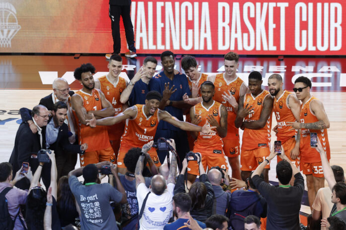 Los jugadores del Valencia Basket celebran el triunfo y el pase a la Final Four al finalizar el quinto partido de cuartos de final de la EuroLiga de baloncesto que Valencia Basket y Panathinaikos disputaron el pasado 13 de mayo en el Roig Arena, en Valencia. EFE/ Biel Alino
