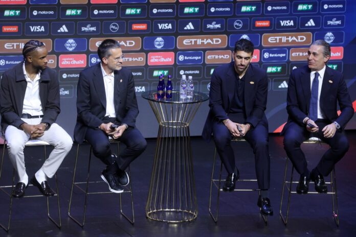 El entrenador del Valencia Basket Pedro Martinez (2-i) y su jugador Jean Montero (i), y el entrenador del Real Madrid Sergio Scariolo (d) y su jugador Facundo Campazzo (2-d) participan este jueves en la conferencia de prensa previa al inicio de la Final a Cuatro de la Euroliga. EFE/ GEORGIA PANAGOPOULOU
