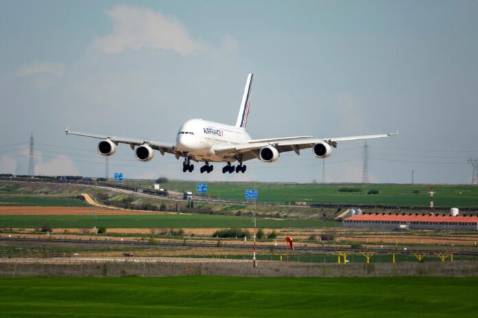 Imagen de archivo de un avión de la compañía AirFrance. EFE/ Antonio Garcia
