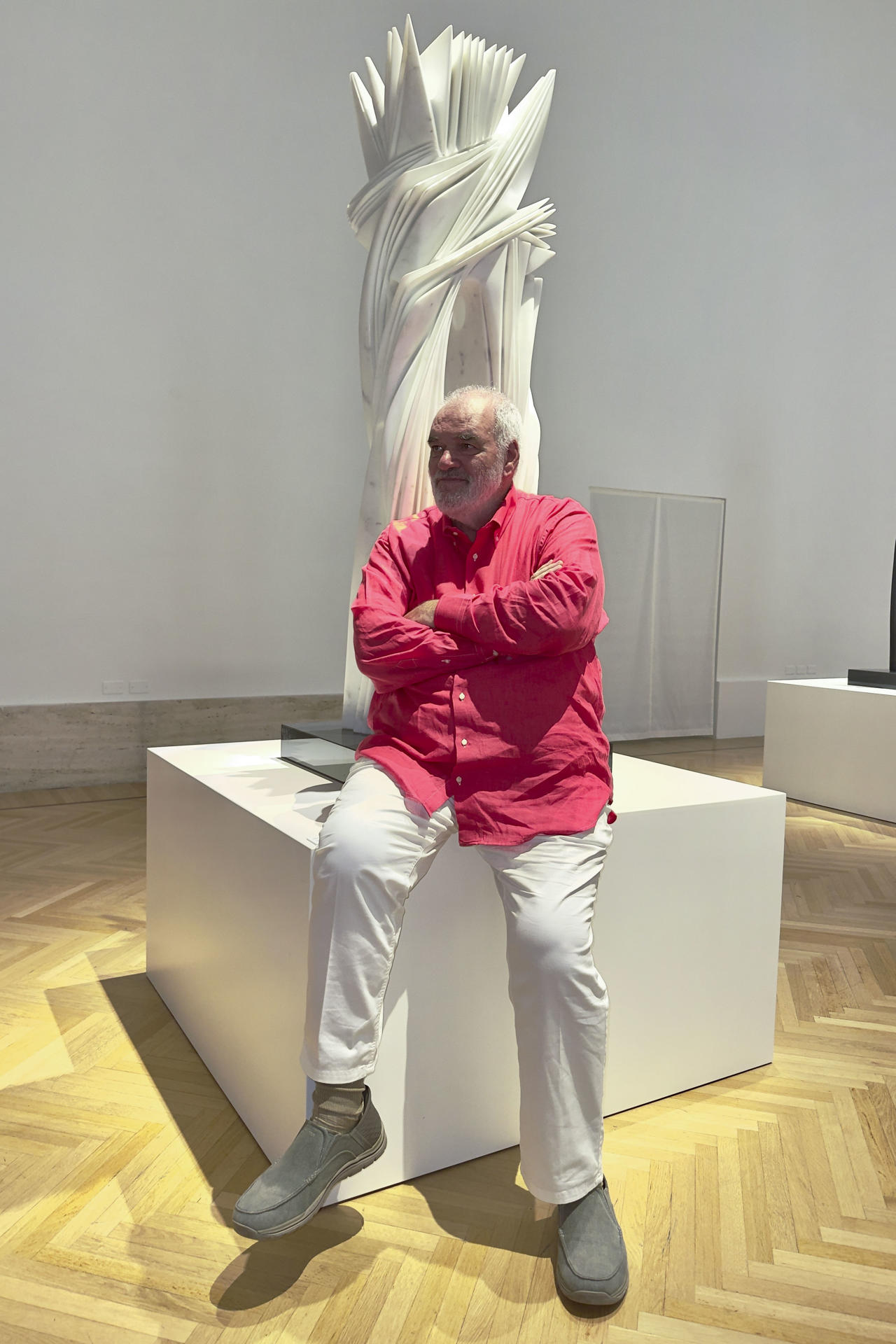 El escultor uruguayo Pablo Atchugarry en la Galería Nacional de Arte Moderno y Contemporáneo (GNAMC). -EFE/ Daniel Cáceres
