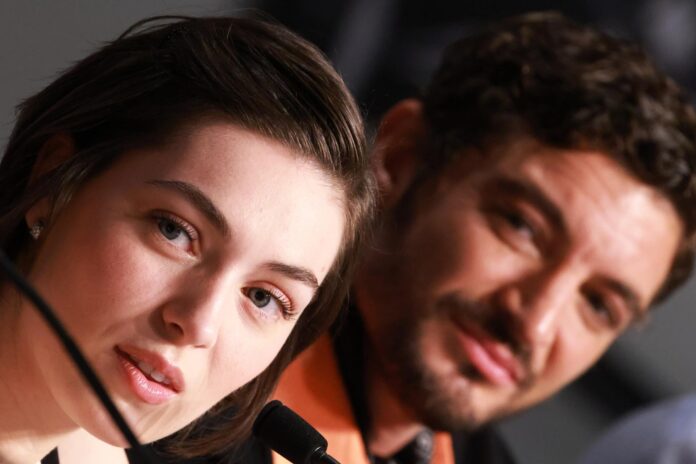 .- Anamaria Vartolomei (L) asiste a la rueda de prensa de 'La Bataille De Gaulle : L’age De Fer' durante la 79ª edición del Festival de Cine de Cannes, en Cannes, Francia, el 21 de mayo de 2026. El festival de cine se celebra del 12 al 23 de mayo de 2026. (Cine, Francia) EFE/EPA/CLEMENS BILAN / POOL
